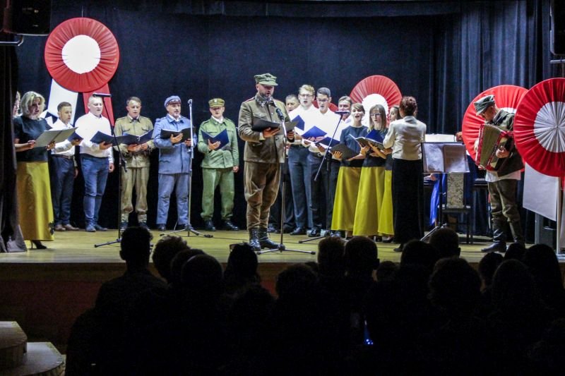 Udany patriotyczny koncert przedpremierowy chóru BONUM CARMEN w Pałacu Młodzieży