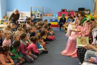 ,Pałacowi” wychowankowie pracowni języka polskiego z  wizytą w przedszkolu „Cała Polska czyta dzieciom”