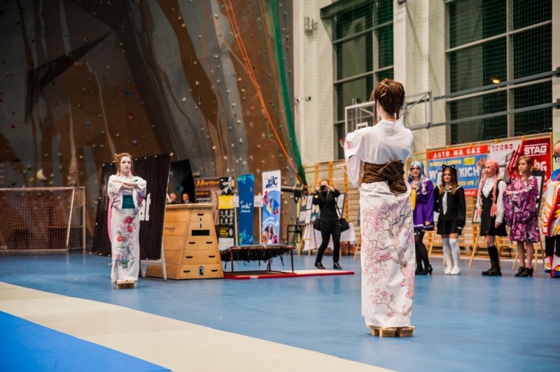 Pracownia Kroju i Szycia Fasonik przygotowała na 50-lecie Sekcji Judo pokaz stylów japońskich.