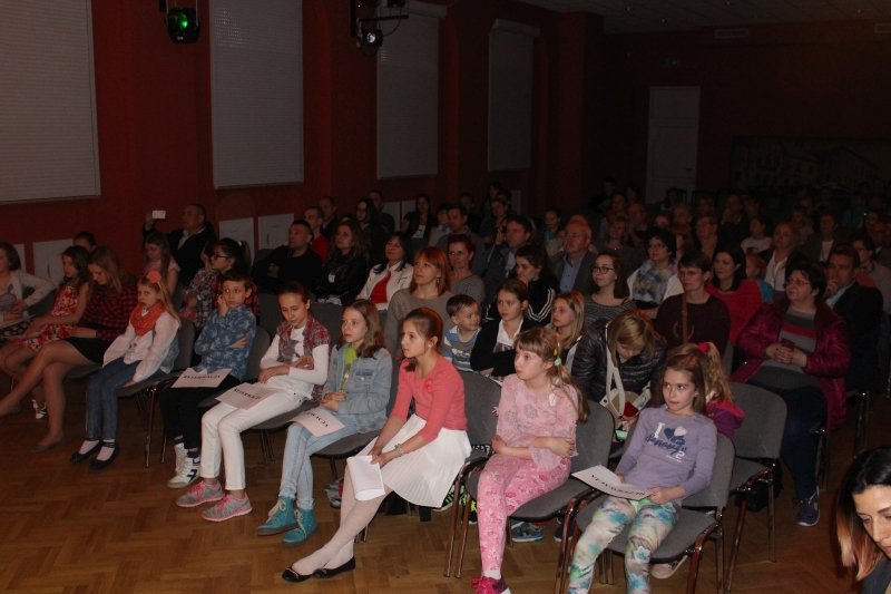 Spektakl teatralny ,,Gdzie mieszka szczęście?” w wykonaniu wychowanków zajęć teatralnych w Pałacu Młodzieży w Tarnowie .