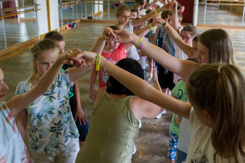 Akcja Lato - Zajęcia taneczne.Nauka kroków do Poloneza