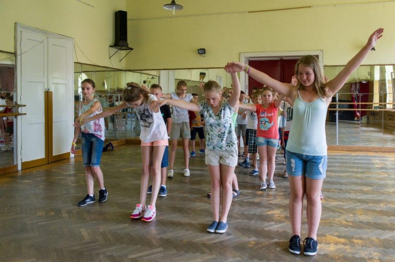 Akcja Lato - Zajęcia taneczne.Nauka kroków do Poloneza