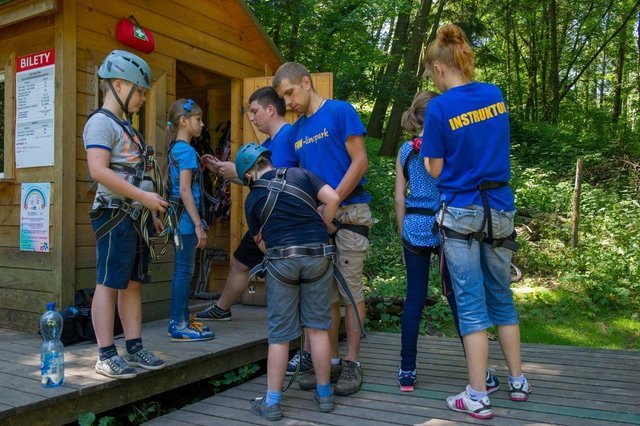 Akcja Lato. Zajęcia rekreacyjne w parku linowym