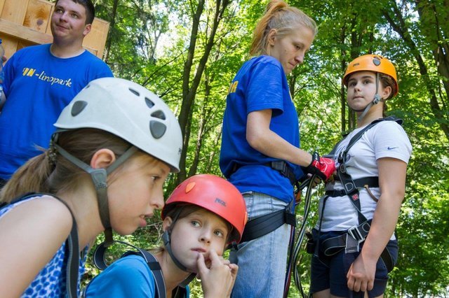 Akcja Lato. Zajęcia rekreacyjne w parku linowym