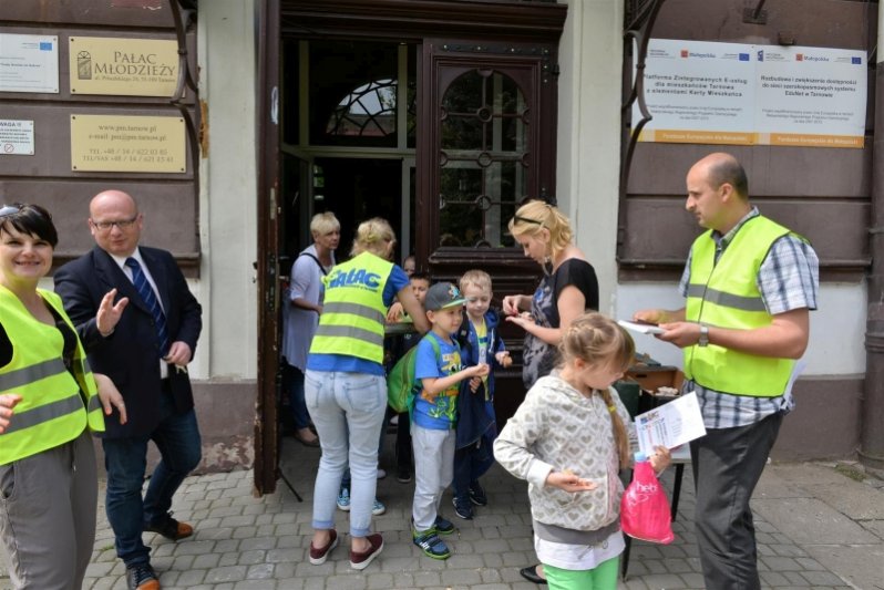 Uśmiechnięta i ciekawa Majówka z Pałacem