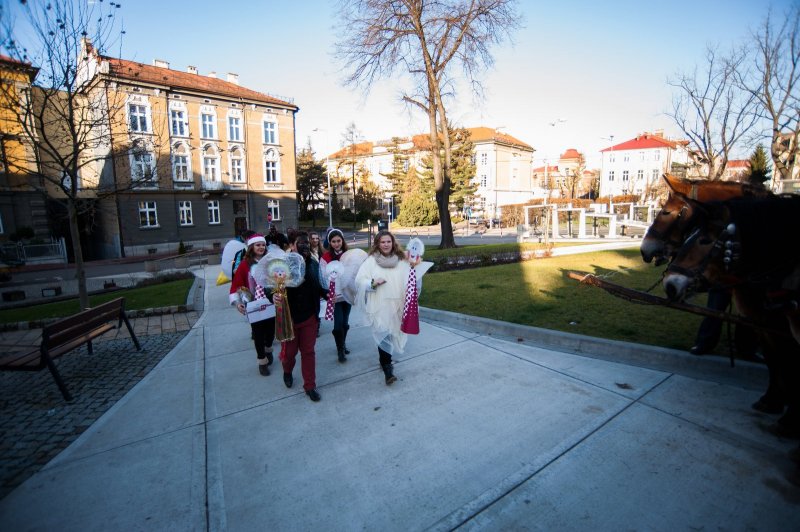 Świąteczny kiermasz charytatywny i choinka ozdobiona aniołkami z… bannerów