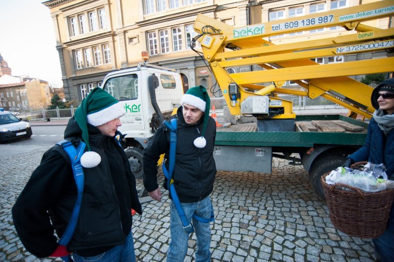 Świąteczny kiermasz charytatywny i choinka ozdobiona aniołkami z… bannerów