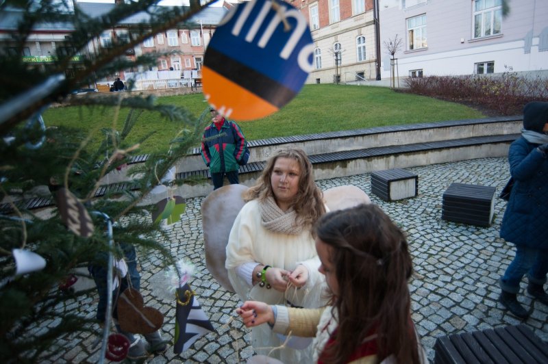 Świąteczny kiermasz charytatywny i choinka ozdobiona aniołkami z… bannerów