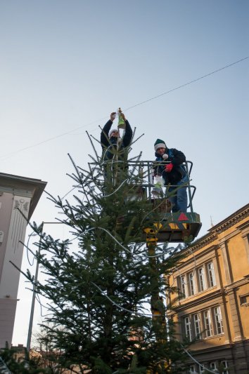 Świąteczny kiermasz charytatywny i choinka ozdobiona aniołkami z… bannerów