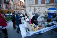 Świąteczny kiermasz charytatywny i choinka ozdobiona aniołkami z… bannerów