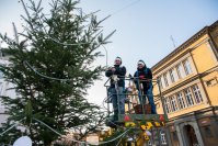 Świąteczny kiermasz charytatywny i choinka ozdobiona aniołkami z… bannerów